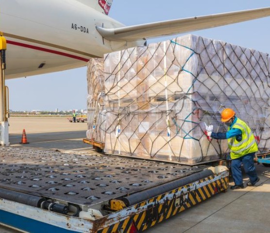 忙碌的货运机坪夜景